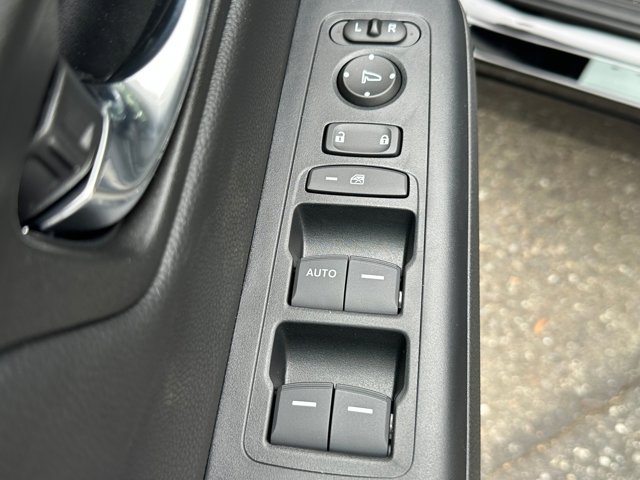 Vehicle image 27 of 30