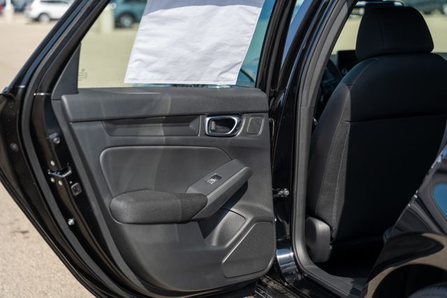 Vehicle image 17 of 33