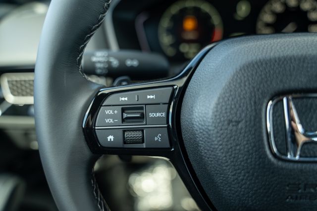 Vehicle image 25 of 33