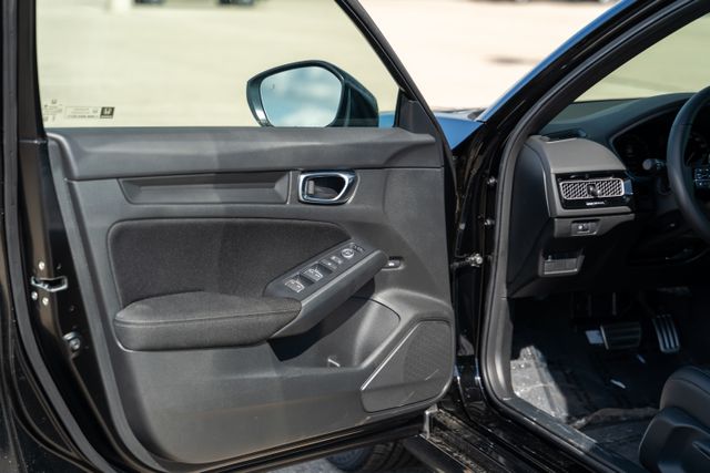 Vehicle image 19 of 33