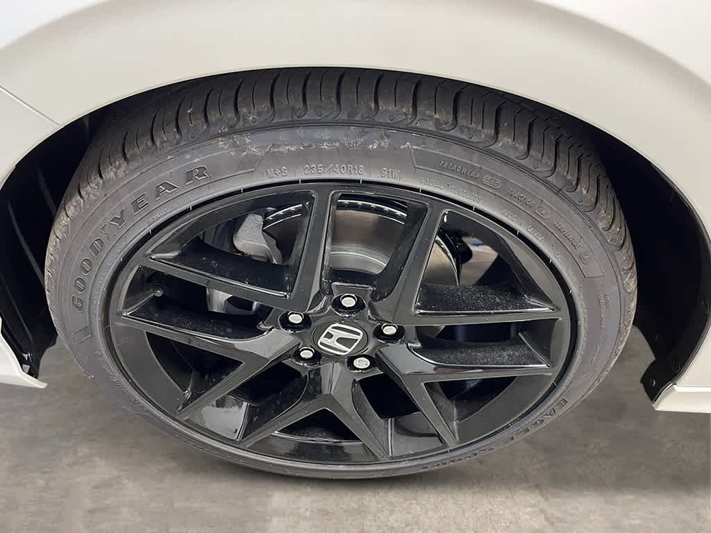 Vehicle image 11 of 24
