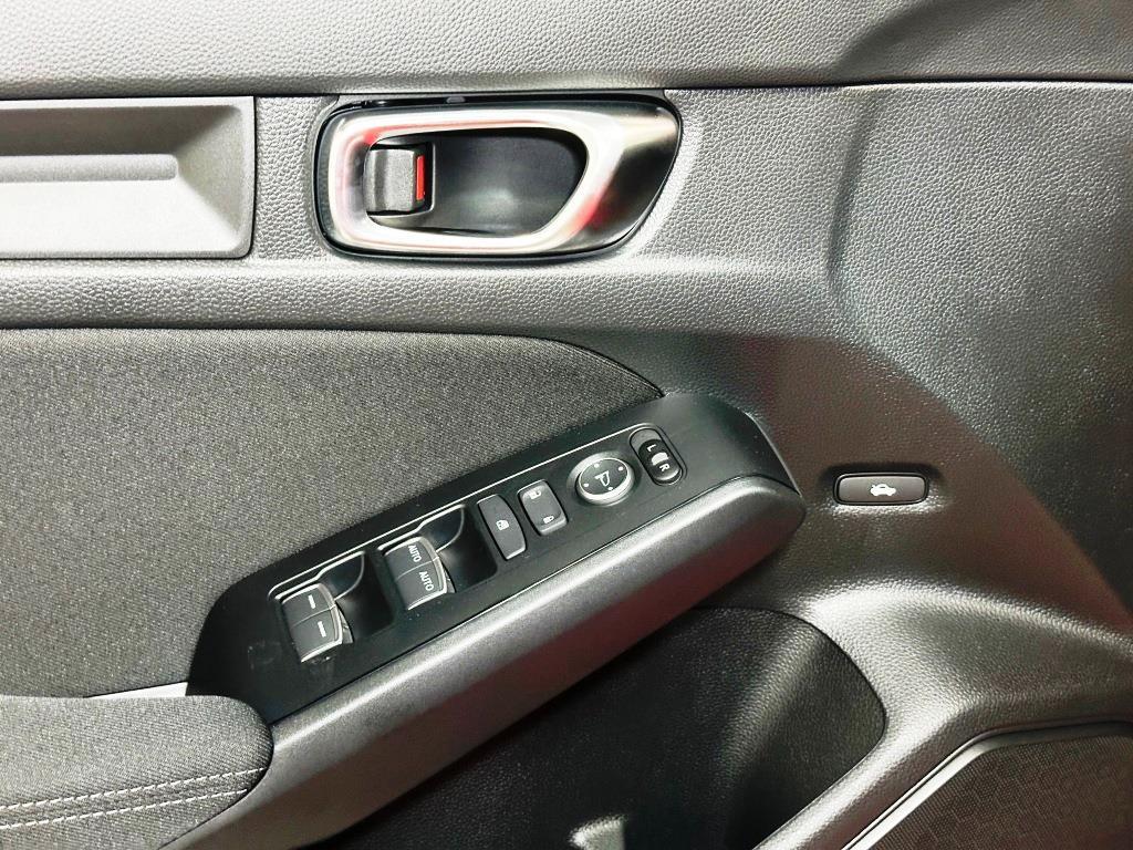 Vehicle image 21 of 23