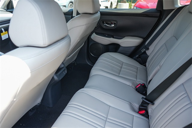 Vehicle image 31 of 49