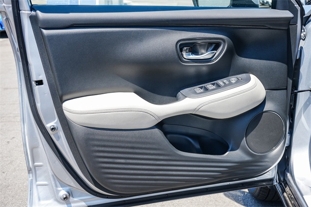 Vehicle image 33 of 49