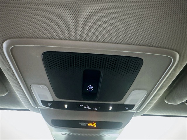 Vehicle image 23 of 24