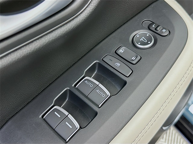 Vehicle image 27 of 28