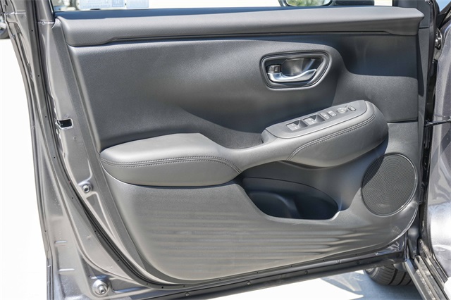 Vehicle image 27 of 35