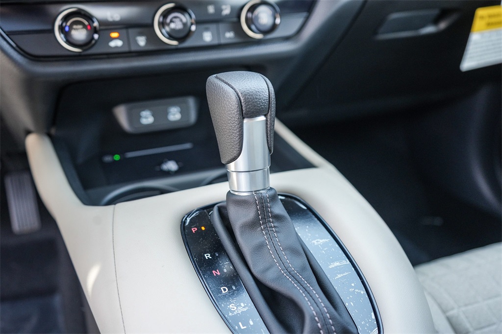 Vehicle image 14 of 27