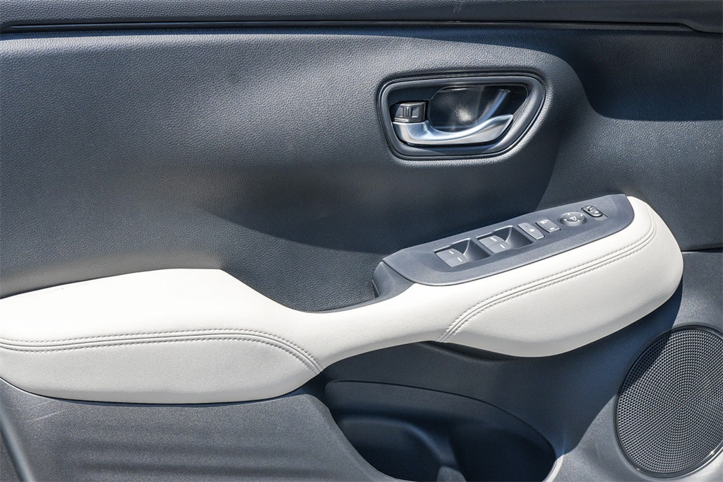 Vehicle image 11 of 27