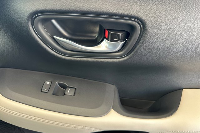 Vehicle image 21 of 33