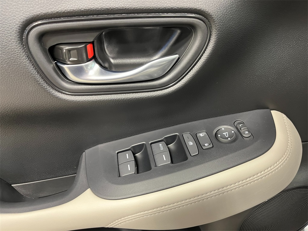 Vehicle image 17 of 20