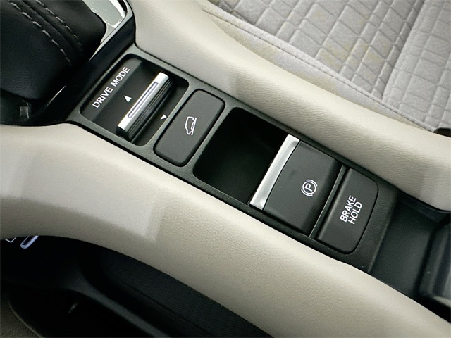 Vehicle image 21 of 23