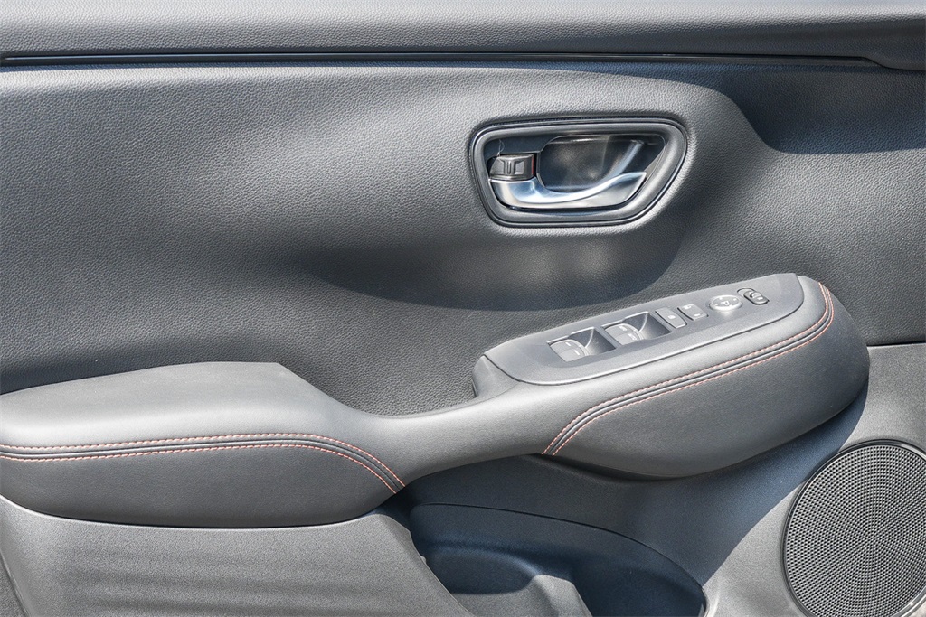 Vehicle image 14 of 17