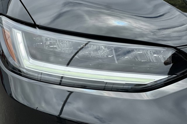 Vehicle image 28 of 40