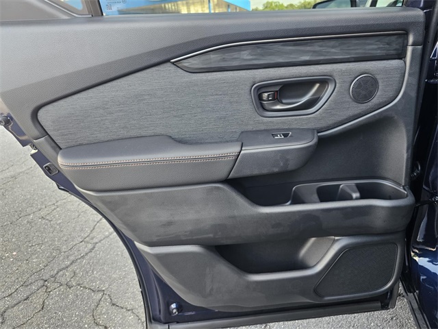 Vehicle image 19 of 25