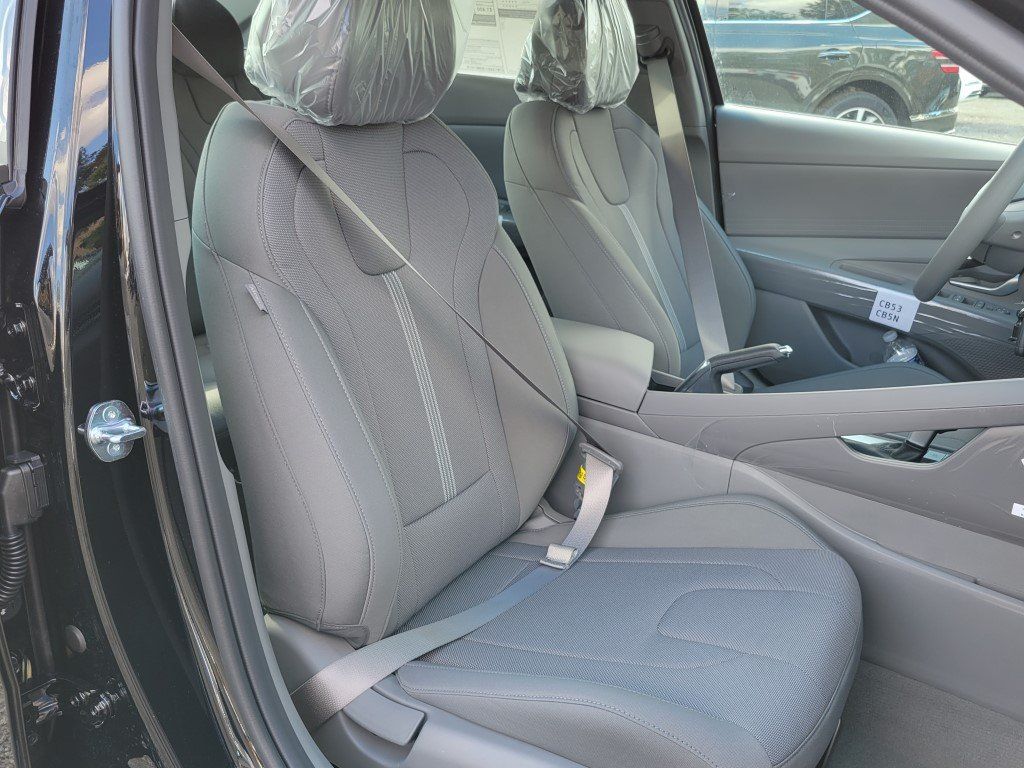 2026 Hyundai Elantra SE Image 9 of 35