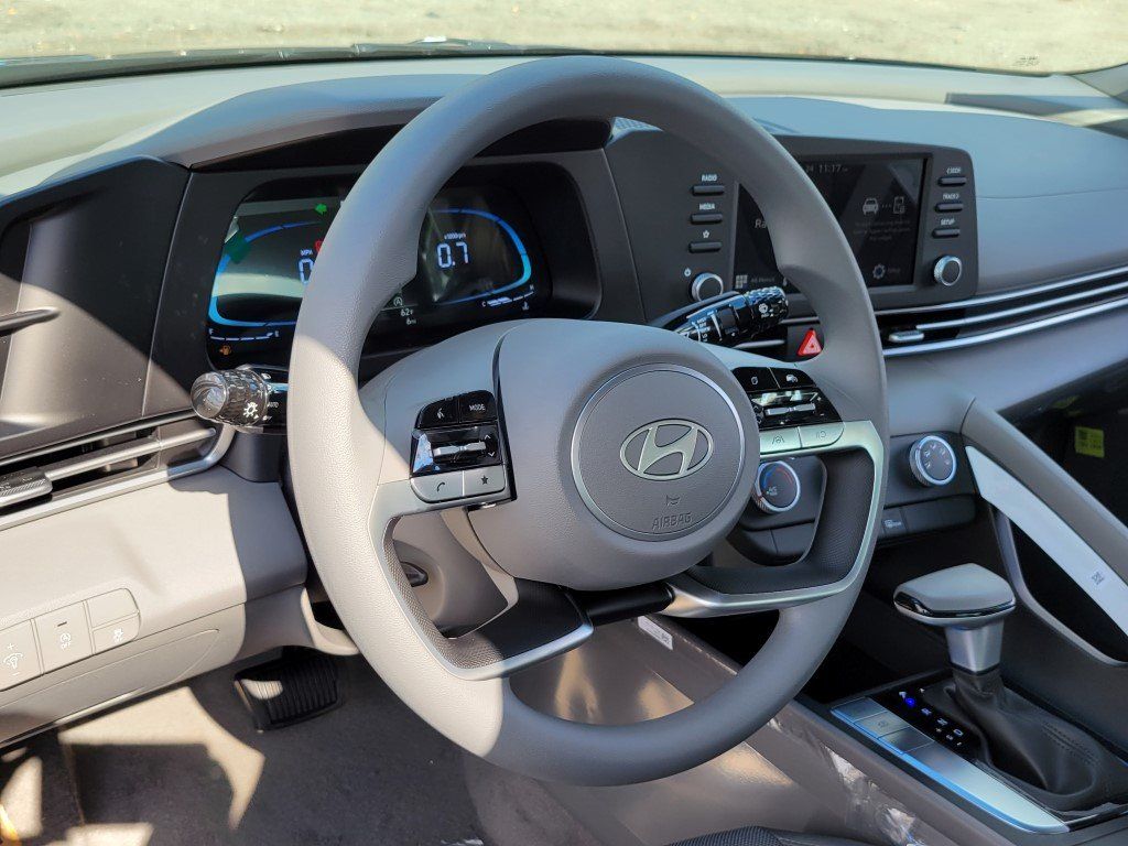 2026 Hyundai Elantra SE Image 13 of 35