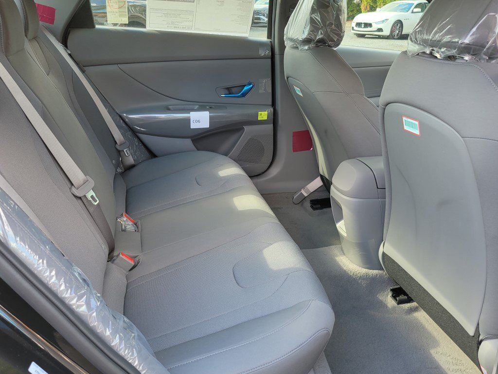 2026 Hyundai Elantra SE Image 7 of 35