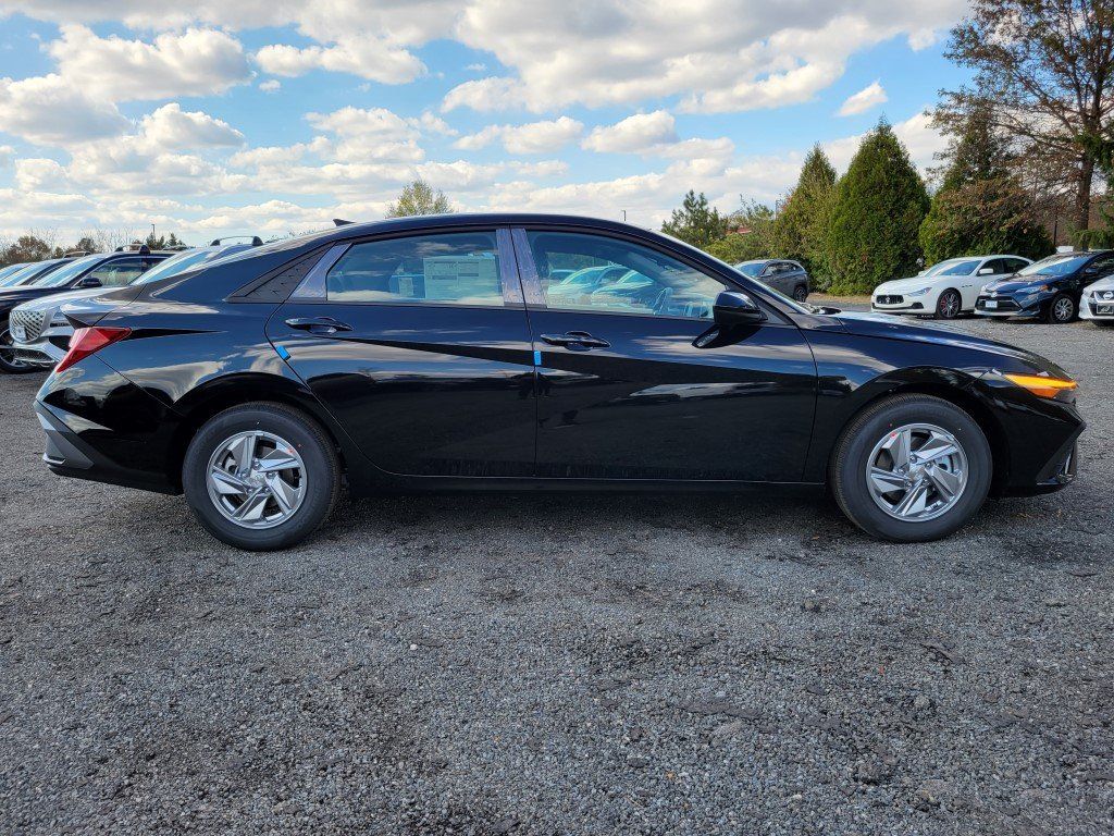 2026 Hyundai Elantra SE Image 2 of 35