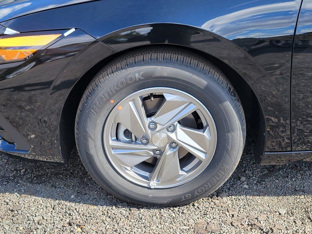 2026 Hyundai Elantra SE Image 4 of 35