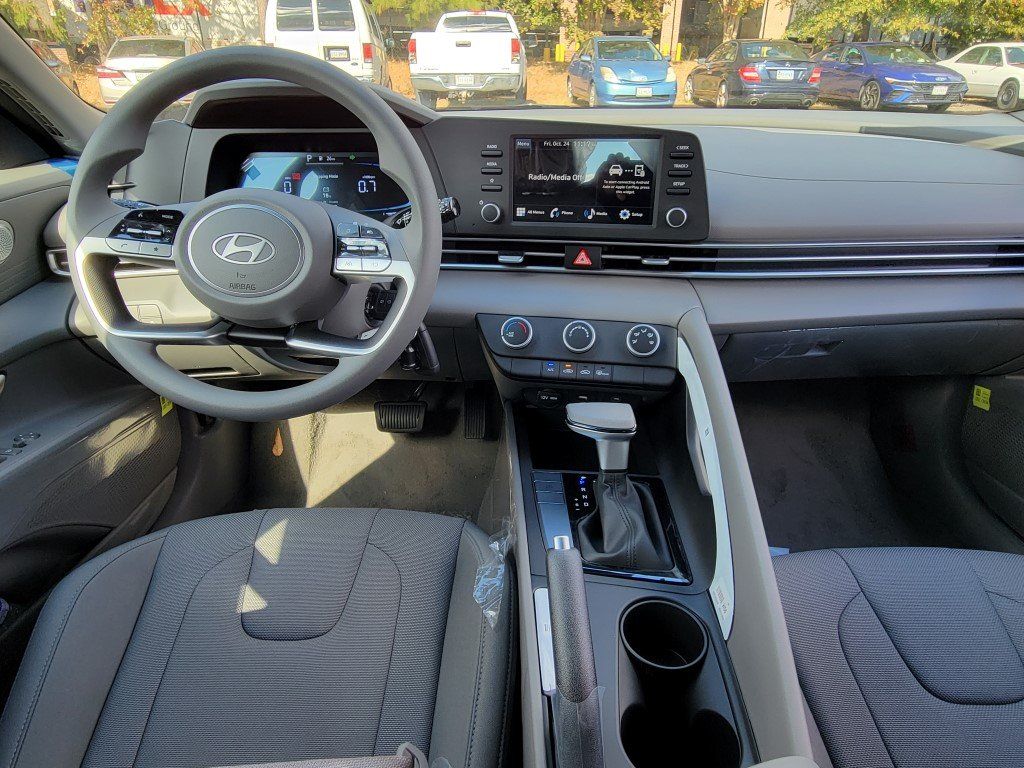 2026 Hyundai Elantra SE Image 10 of 35