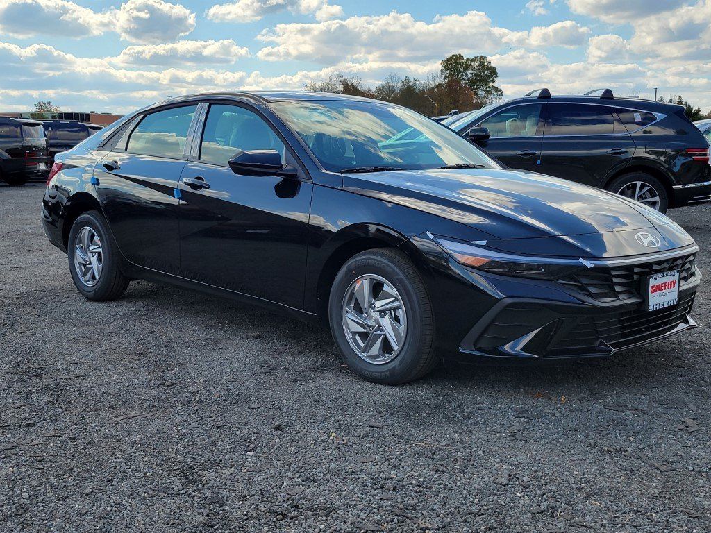 2026 Hyundai Elantra SE Image 1 of 35