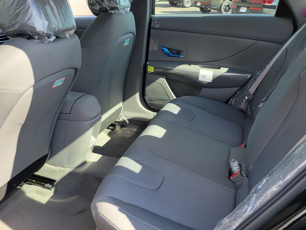 2026 Hyundai Elantra SE Image 8 of 35