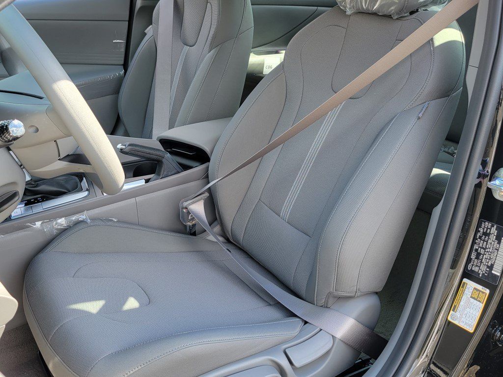 2026 Hyundai Elantra SE Image 6 of 35