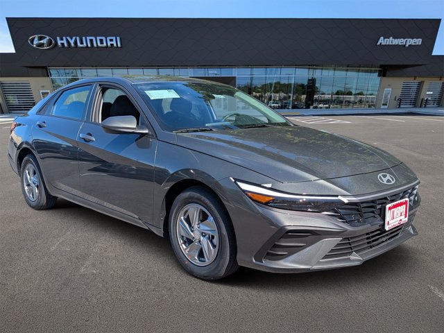 2026 Hyundai Elantra SE Image 2 of 23