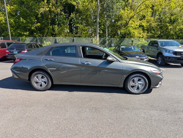 2026 Hyundai Elantra SE Image 3 of 23
