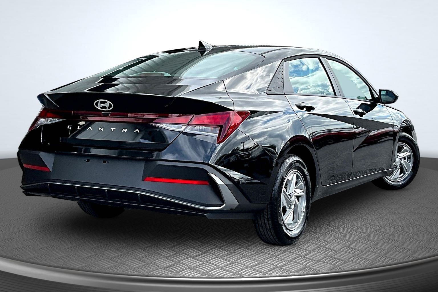 2026 Hyundai Elantra SE Image 3 of 28