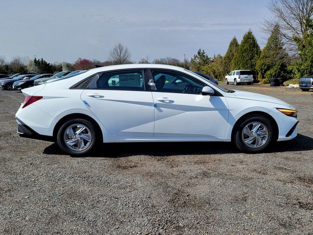 2026 Hyundai Elantra SE Image 2 of 42