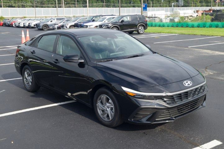 2026 Hyundai Elantra SE Image 3 of 31