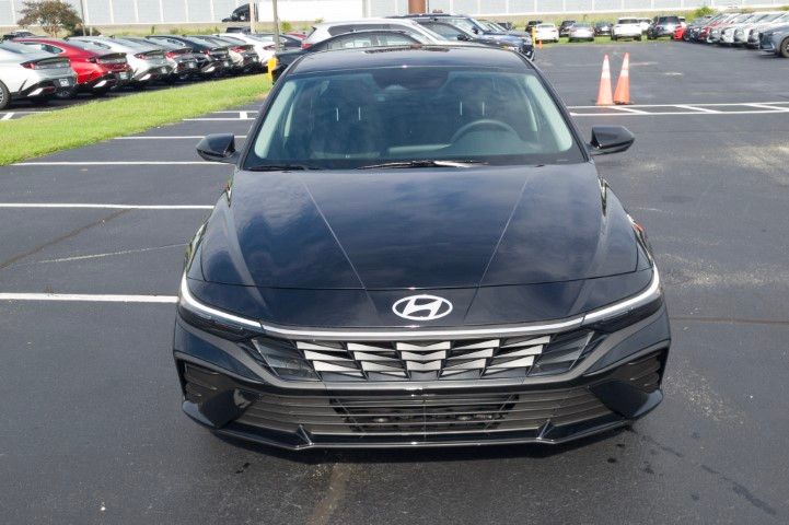 2026 Hyundai Elantra SE Image 2 of 31