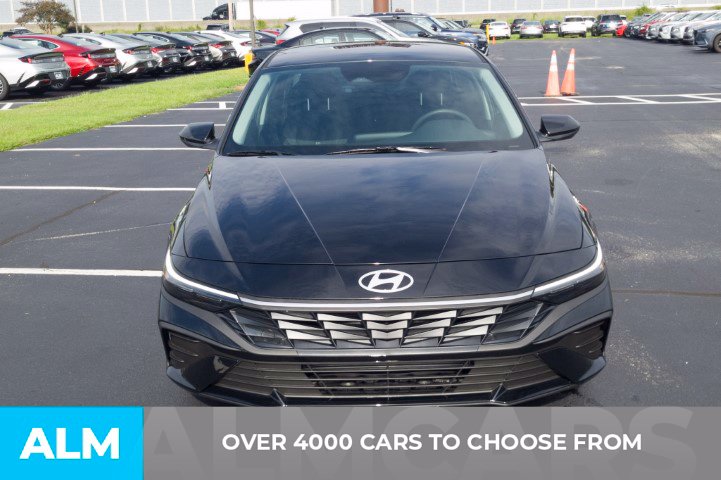 2026 Hyundai Elantra SE Image 2 of 35