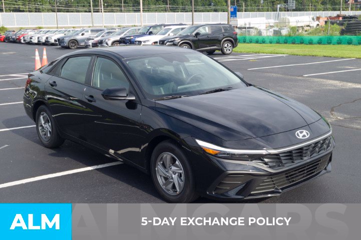 2026 Hyundai Elantra SE Image 3 of 35