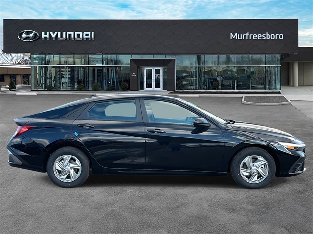 2026 Hyundai Elantra SE Image 4 of 24