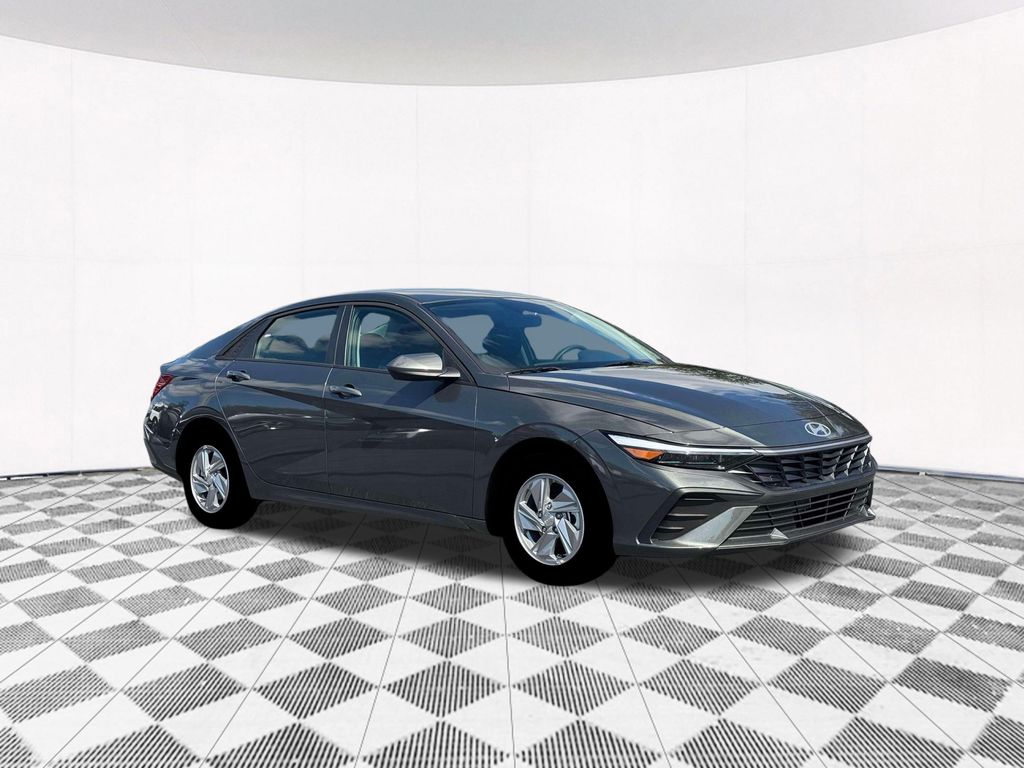 2026 Hyundai Elantra SE Image 5 of 22