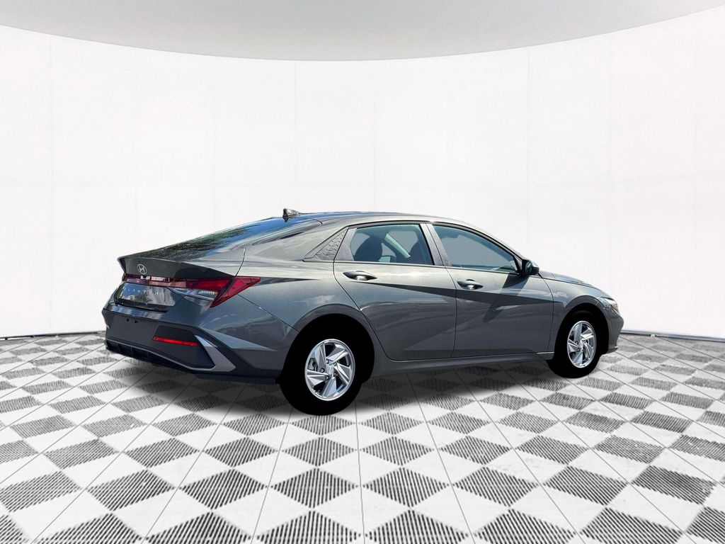 2026 Hyundai Elantra SE Image 8 of 22