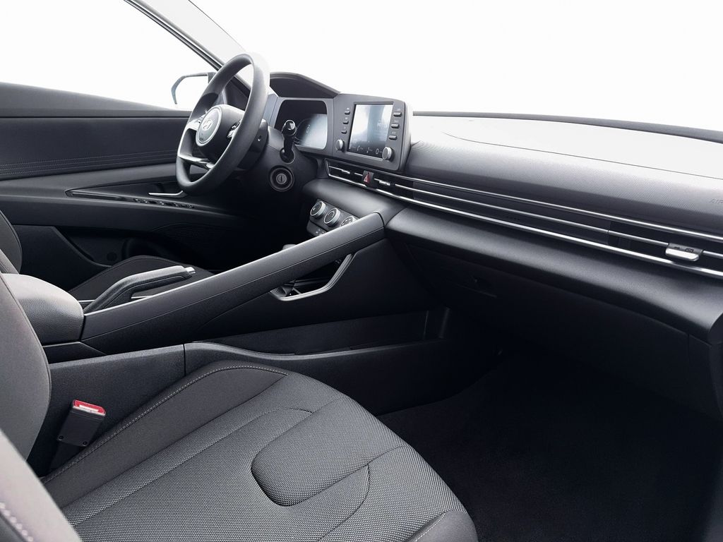 2026 Hyundai Elantra SE Image 17 of 22