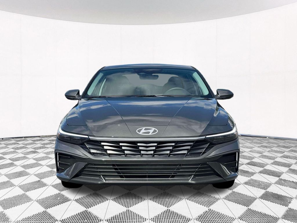 2026 Hyundai Elantra SE Image 3 of 22