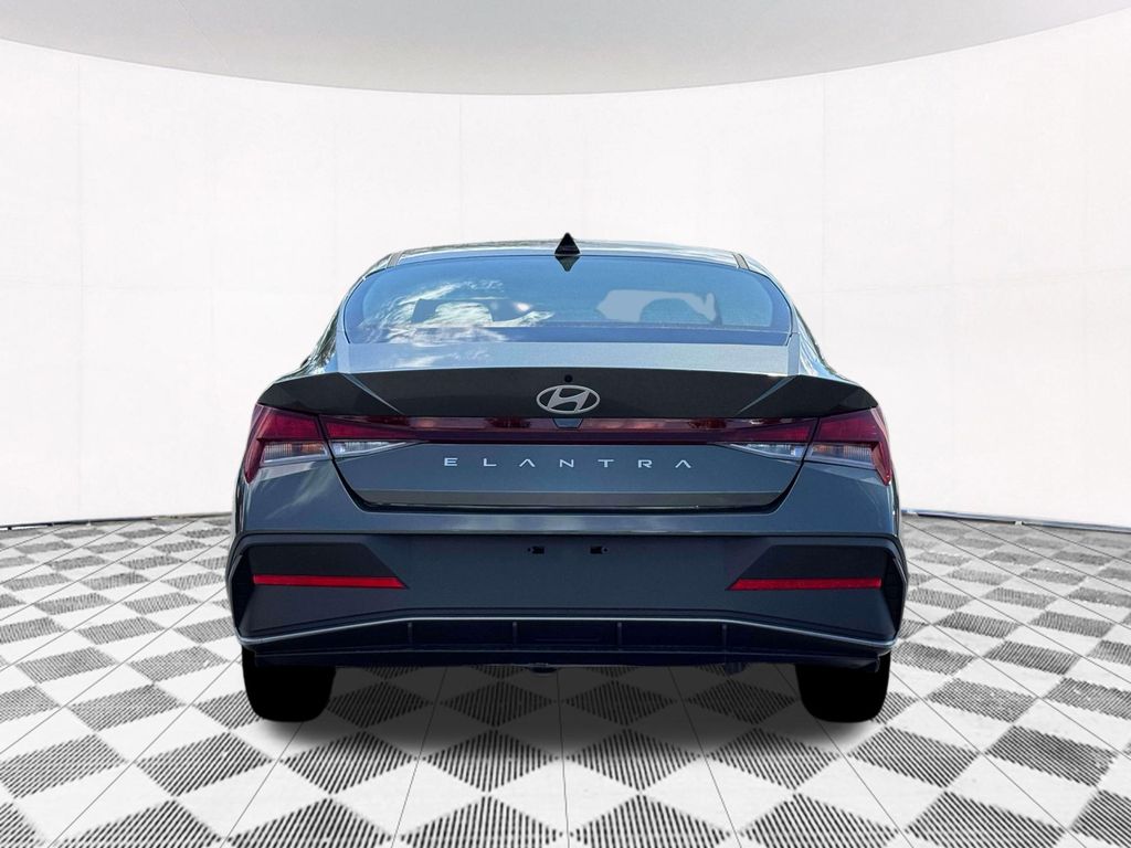 2026 Hyundai Elantra SE Image 9 of 22