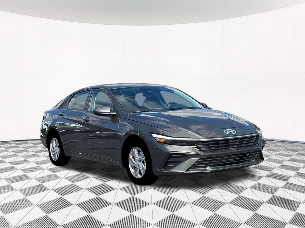 2026 Hyundai Elantra SE Image 4 of 22