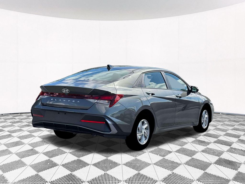 2026 Hyundai Elantra SE Image 7 of 22