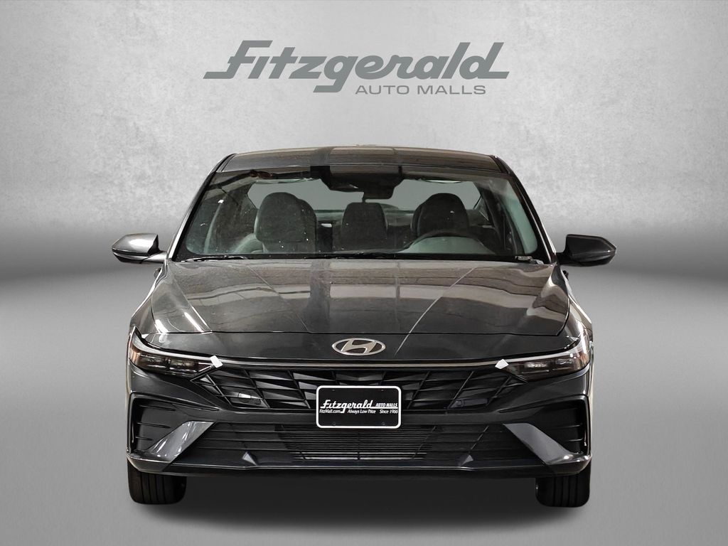 2026 Hyundai Elantra SE Image 2 of 28