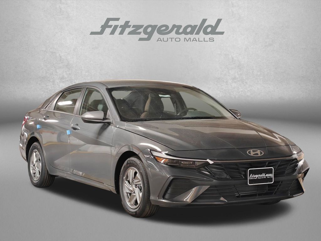 2026 Hyundai Elantra SE Image 3 of 28