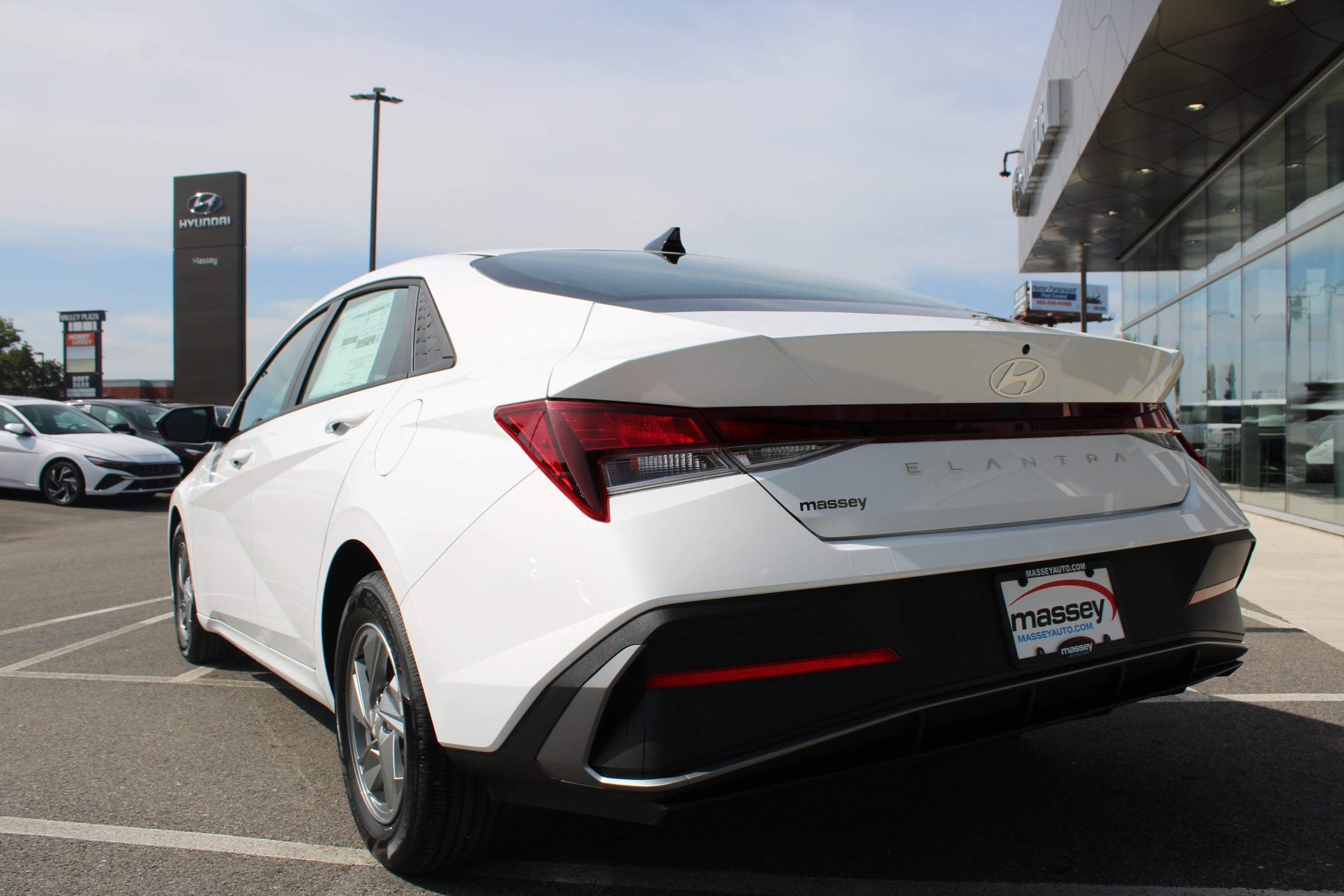 2026 Hyundai Elantra SE Image 3 of 18