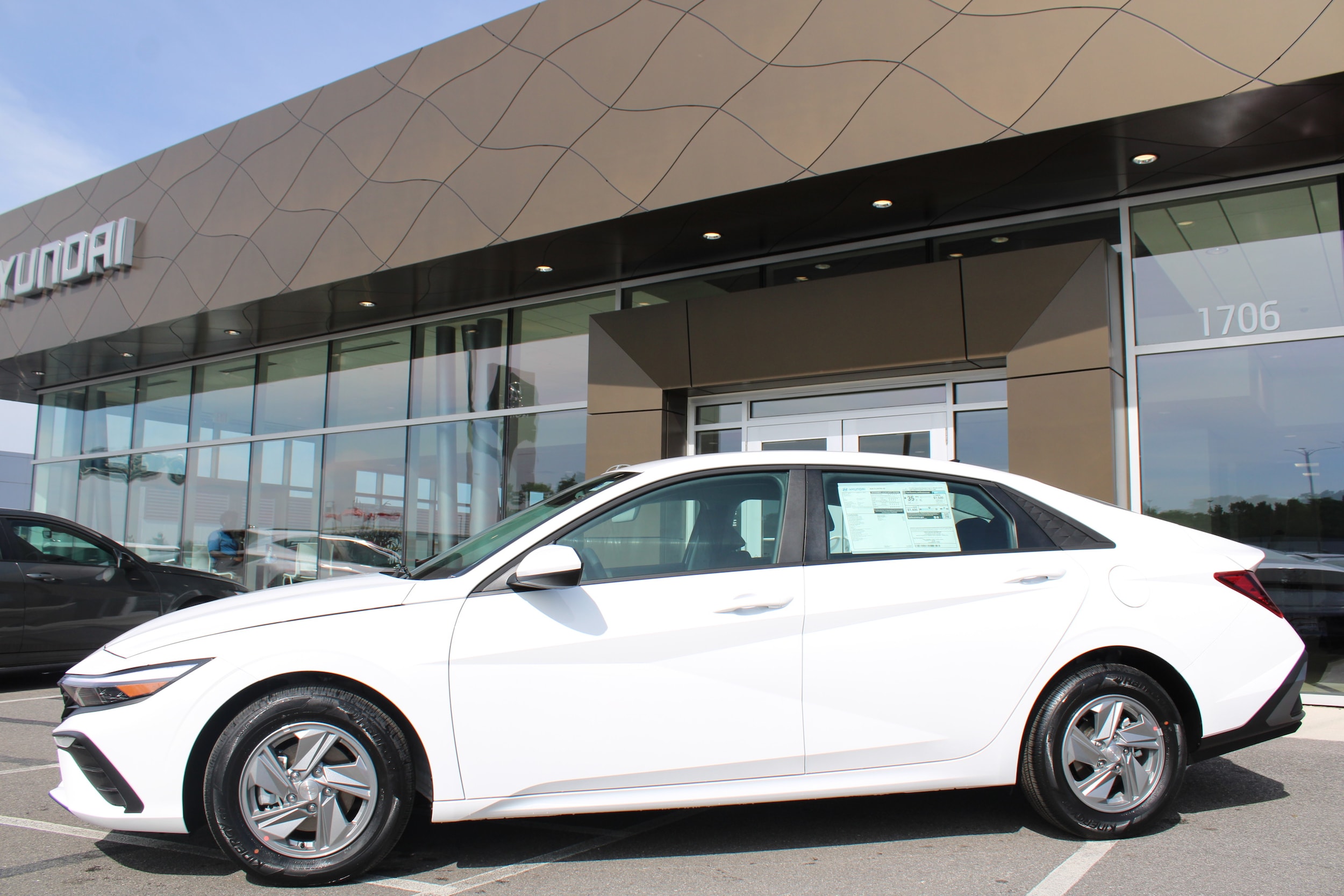 2026 Hyundai Elantra SE Image 2 of 18