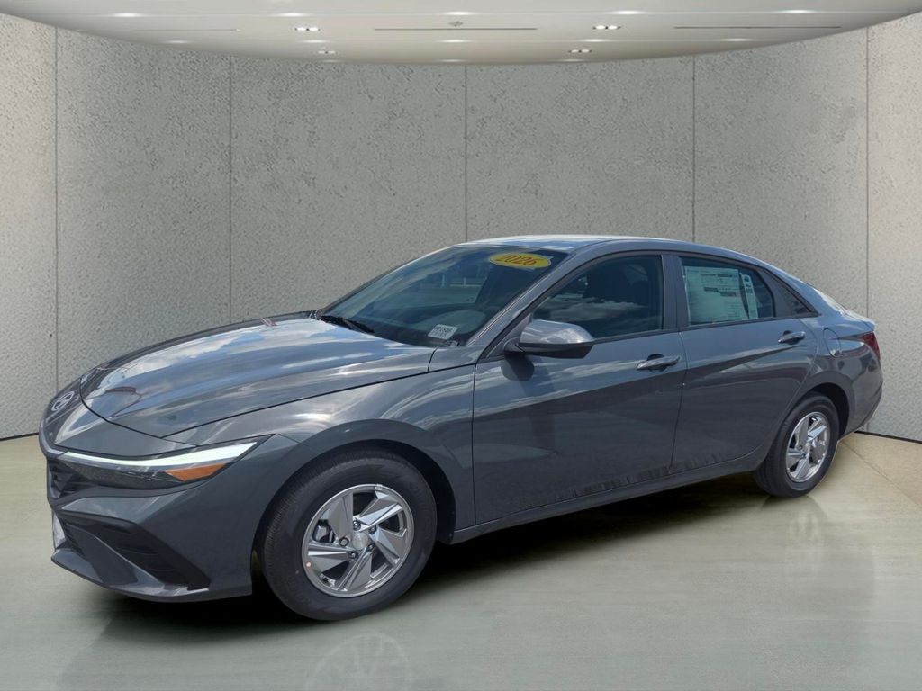 2026 Hyundai Elantra SE Image 2 of 31