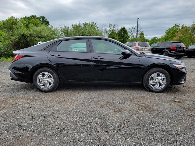 2026 Hyundai Elantra SE Image 2 of 38